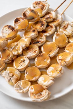 Izgarada dilimlenmiş muz ve karamel sosu.