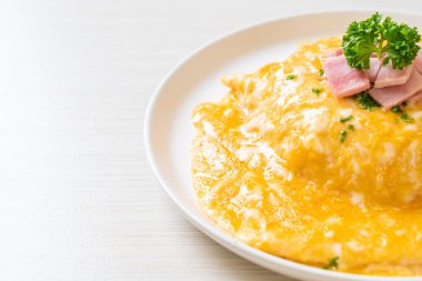 Pirinçli kremalı omlet veya jambonlu pilav ve yumuşak omlet.