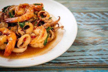 Tayland fesleğenli kızarmış deniz ürünleri (karides ve kalamar) - Asya usulü