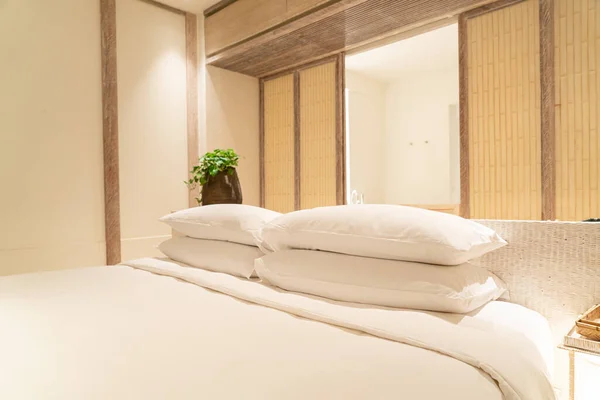 高級ホテルのリゾートのベッドルームにある白い枕の装飾 — ストック写真