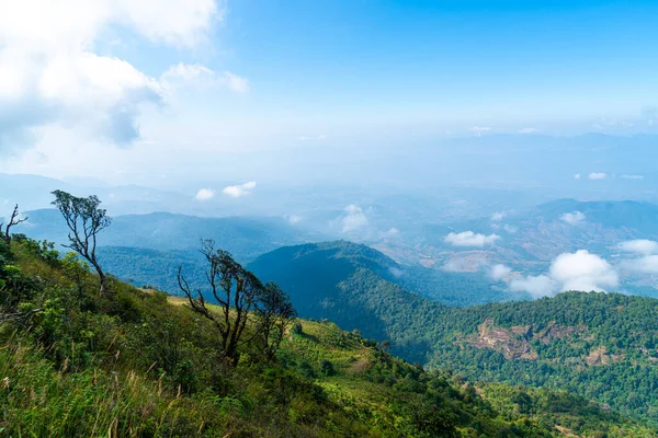 Tayland, Chiang Mai 'deki Kew Mae Pan Doğa Yolu' nda bulutlu ve mavi gökyüzü olan güzel bir dağ tabakası.