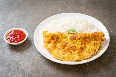 Pirinç ve ketçaplı omlet veya omlet.