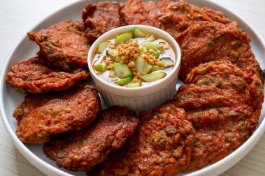 Kızarmış balık köftesi ya da kızarmış balık keki. Asya usulü.