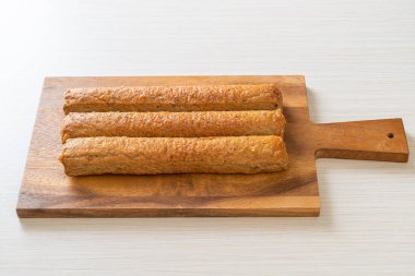 Kızarmış Çin balık köftesi ya da tahta üzerinde balık köftesi.