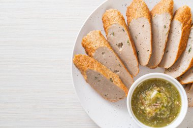 Kızarmış Çin balık köftesi ya da baharatlı deniz ürünleri sosuyla dilimlenmiş balık köftesi.