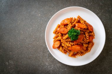 domates soslu ve sosisli spiral ya da spiralli makarna İtalyan yemek stili.