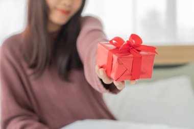 Asyalı kadınlar hediye kutusu veya hediye almaktan mutlu olurlar.