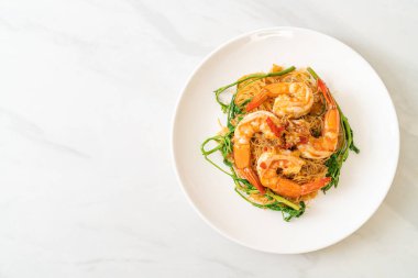 Kızarmış pirinç vermicelli ve karidesli su mimozası.