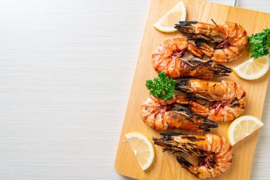 Tahtada limonlu karides ya da ızgara kaplan karidesi