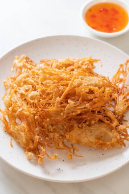 Kızarmış Enoki Mantarı veya Altın İğne Mantarı - vejetaryen ve vejetaryen yemek tarzı