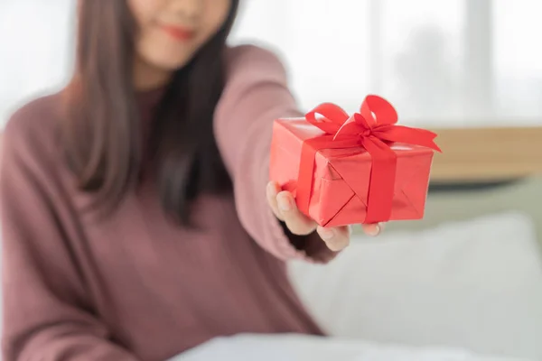 Mulheres Asiáticas Felizes Receber Uma Caixa Presente Presente — Fotografia de Stock