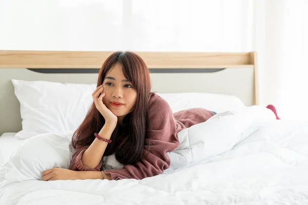 Güzel Asyalı Kadınlar Sabahları Yatakta Yatarlar — Stok fotoğraf