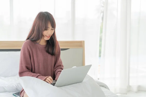 Wanita Asia Bekerja Dengan Laptop Tempat Tidur Rumah — Stok Foto