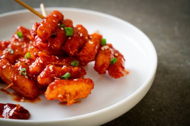 Kore usulü baharatlı soslu kızarmış Kore pirinç keki (Tteokbokki).