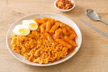 Baharatlı Kore soslu Ramen veya Kore hazır eriştesi ve Tteokbokki - Kore yemeği tarzı