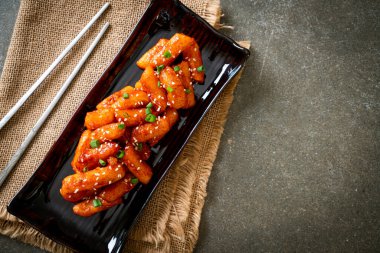 Kore usulü baharatlı pirinç keki (Tteokbokki).