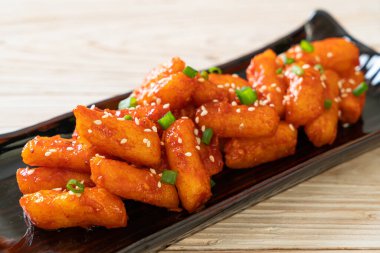 Kore usulü baharatlı pirinç keki (Tteokbokki).