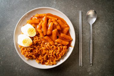 Baharatlı Kore soslu Ramen veya Kore hazır eriştesi ve Tteokbokki - Kore yemeği tarzı