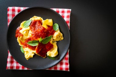 Domates soslu İtalyan tortellini makarnası - İtalyan yemeği tarzı.