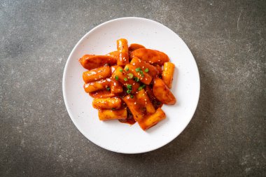Baharatlı sosisli Kore pirinç keki çubuğu (Tteokbokki) - Kore yemeği tarzı