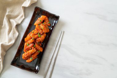 Kore usulü baharatlı pirinç keki (Tteokbokki).