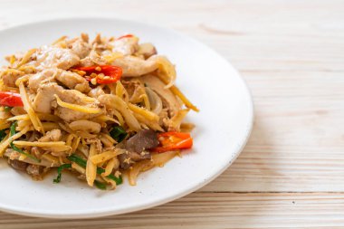 Zencefilli kızarmış tavuk. Asya usulü.