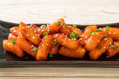 Kore usulü baharatlı pirinç keki (Tteokbokki).