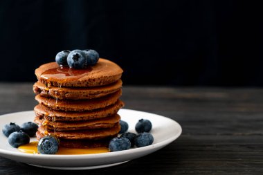 Yaban mersinli ve ballı krep yığını.