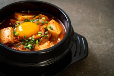  Tofu ve yumurtalı Kimchi Çorbası veya Kore Kimchi Güveci - Kore Yemekleri Geleneksel Tarzı