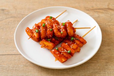 Kore usulü baharatlı soslu kızarmış Kore pirinç keki (Tteokbokki).