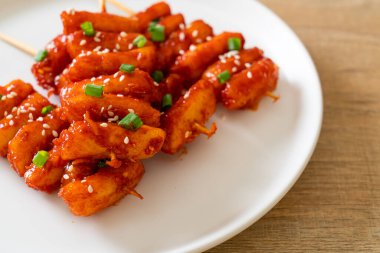 Kore usulü baharatlı soslu kızarmış Kore pirinç keki (Tteokbokki).