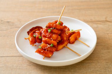 Kore usulü baharatlı soslu kızarmış Kore pirinç keki (Tteokbokki).