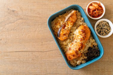 Peynirli fırında somon ve baharatlı miso kasesi.