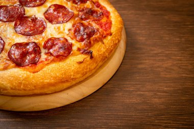 İtalyan usulü odun tepsisinde pepperoni pizza.