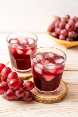 Ahşap zemin üzerinde taze üzüm suyu