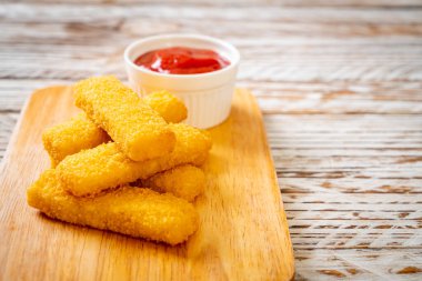 Kızarmış balık kroket ve ketçap.