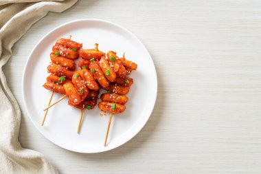 Kore usulü baharatlı soslu kızarmış Kore pirinç keki (Tteokbokki).