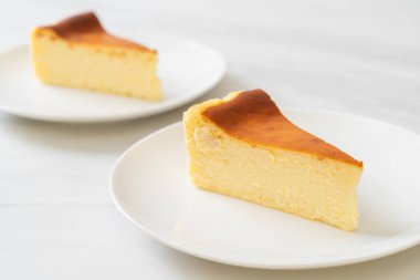 Beyaz tabakta ev yapımı cheesecake.