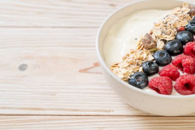 Ev yapımı yoğurt kasesi, ahududu, yaban mersini ve granola. Sağlıklı yemek tarzı.