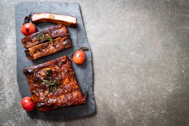 Izgara ve ızgara domuz pirzolası.