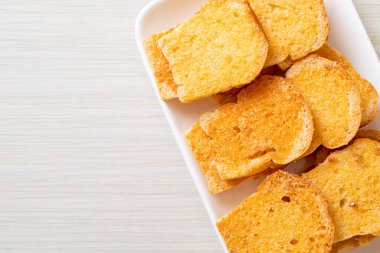 tereyağlı ve şekerli kızarmış ekmek.