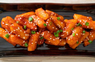 Kore usulü baharatlı pirinç keki (Tteokbokki).