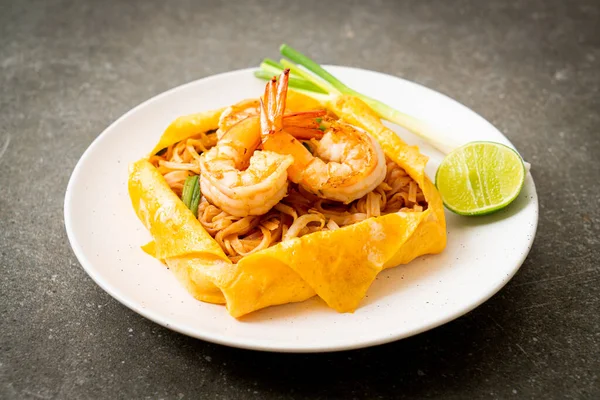 Fideos Fritos Tailandeses Con Camarones Envoltura Huevo Pad Thai Estilo — Foto de Stock