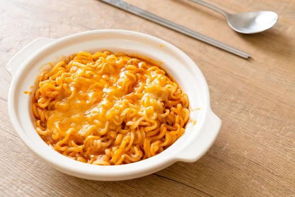 Tigela Macarrão Instantâneo Picante Com Queijo Mussarela — Fotografia de Stock