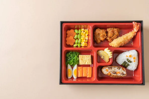 寿司寿司寿司米 裹着干豆腐 炒虾和炸鸡 本土豆片 日本菜风格 — 图库照片