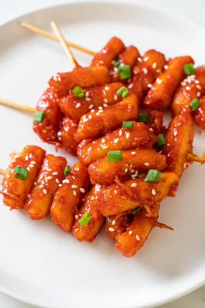 Kue Beras Korea Goreng Tteokbokki Ditusuk Dengan Saus Pedas Gaya — Stok Foto