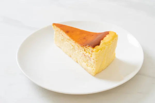 Buatan Sendiri Membakar Cheesecake Piring Putih — Stok Foto