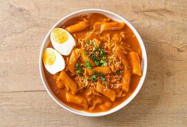 Kore hazır şehriyesi ve Kore baharatlı soslu Tteokbokki, Rabokki - Kore yemeği tarzı.