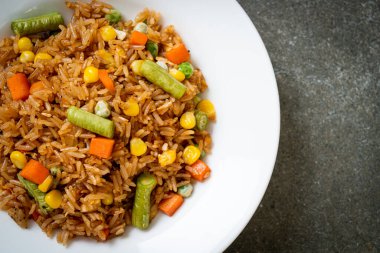 Yeşil bezelyeli kızarmış pirinç, havuç ve mısır - vejetaryen ve sağlıklı gıda tarzı