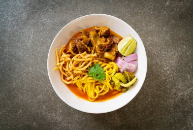 Kuzey Tayland usulü körili şehriye çorbası, haşlanmış domuz eti, Tayland usulü.